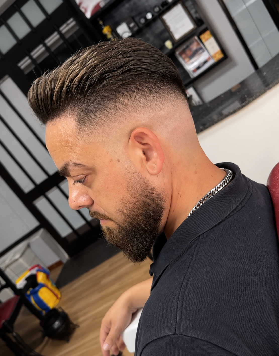Corte de perfil com degradado alto e barba