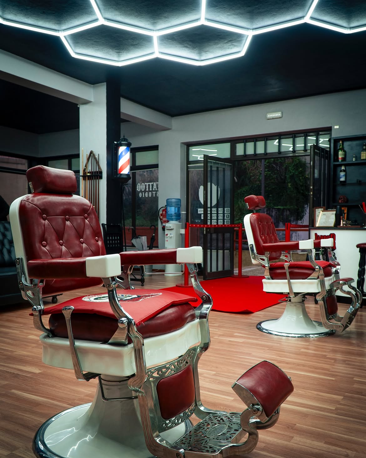 Interior da Barber Serpents com cadeiras vermelhas