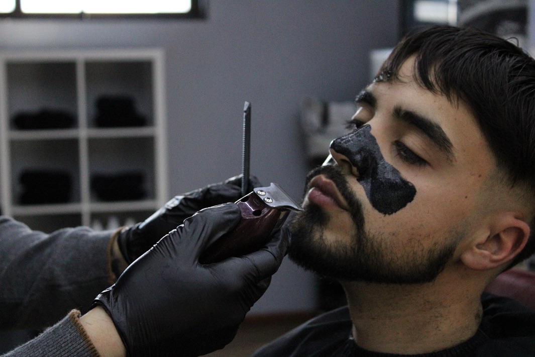 Acabamento de barba à máquina na Barber Serpents